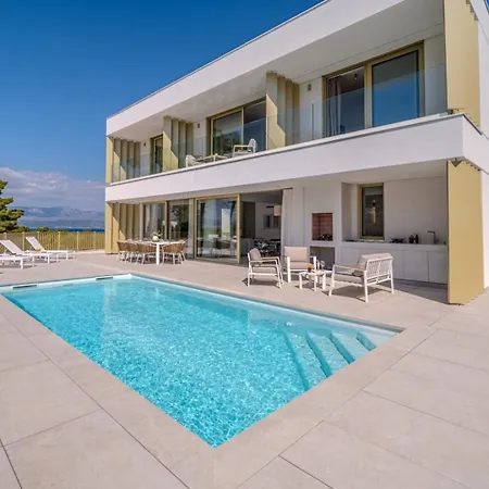New Luxury Seaside Lemon Tree A-pool, Heated Pool & Sea View & Parking Villa *