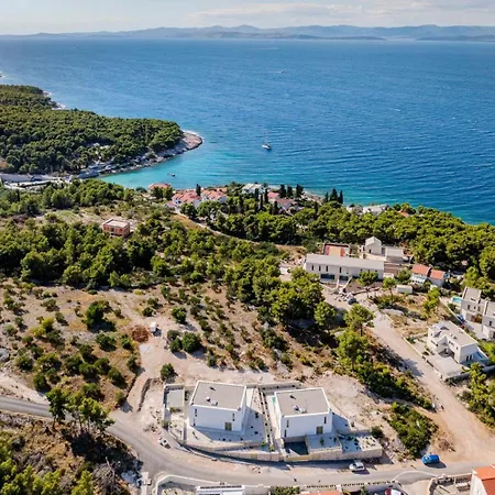 New Luxury Seaside Lemon Tree A-pool, Heated Pool & Sea View & Parking * Sutivan