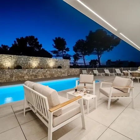 New Luxury Seaside Lemon Tree A-pool, Heated Pool & Sea View & Parking * Sutivan