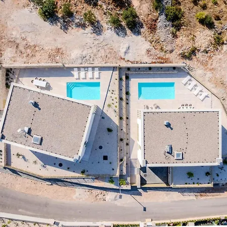 New Luxury Seaside Lemon Tree A-pool, Heated Pool & Sea View & Parking * Sutivan