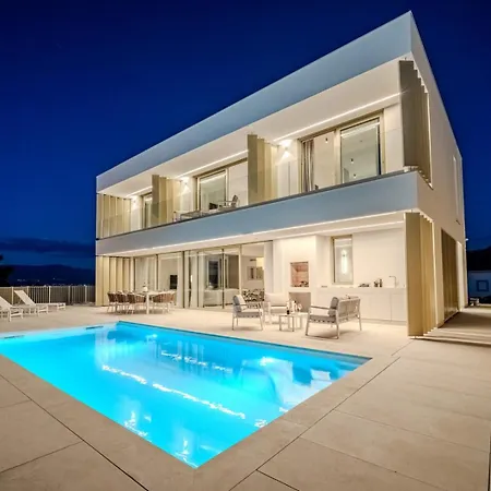New Luxury Seaside Lemon Tree A-pool, Heated Pool & Sea View & Parking * Sutivan