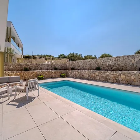 Villa New Luxury Seaside Lemon Tree A-pool, Heated Pool & Sea View & Parking Sutivan