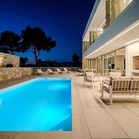 New Luxury Seaside Lemon Tree A-pool, Heated Pool & Sea View & Parking *
