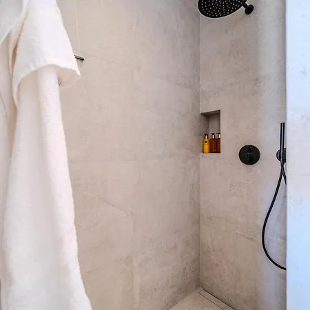 New Luxury Seaside Lemon Tree A-pool, Heated Pool & Sea View & Parking Villa Sutivan