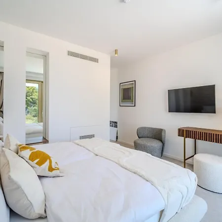 New Luxury Seaside Lemon Tree A-pool, Heated Pool & Sea View & Parking Villa Sutivan