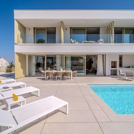New Luxury Seaside Lemon Tree A-pool, Heated Pool & Sea View & Parking Sutivan