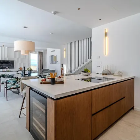 New Luxury Seaside Lemon Tree A-pool, Heated Pool & Sea View & Parking * Sutivan