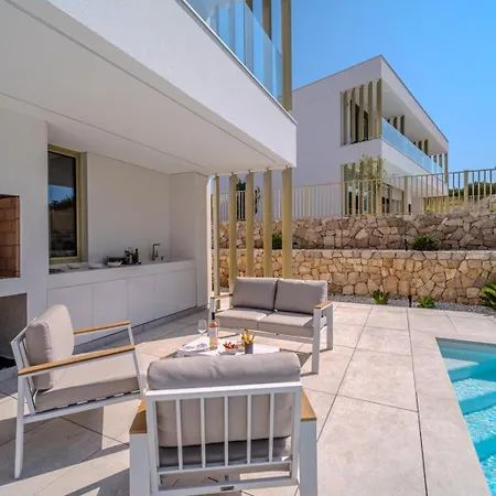 New Luxury Seaside Lemon Tree A-pool, Heated Pool & Sea View & Parking * Sutivan
