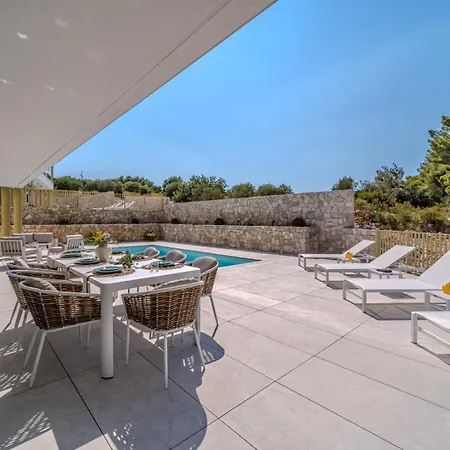 New Luxury Seaside Lemon Tree A-pool, Heated Pool & Sea View & Parking Villa