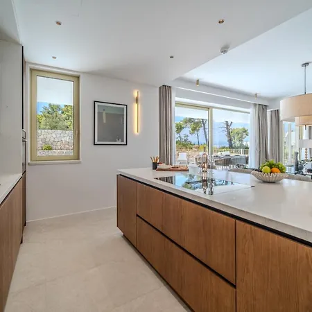 New Luxury Seaside Lemon Tree A-pool, Heated Pool & Sea View & Parking Villa *