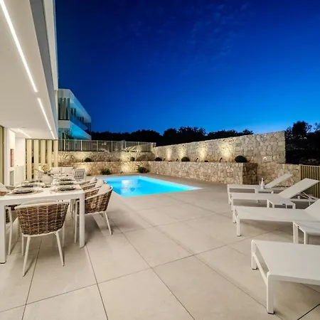 New Luxury Seaside Lemon Tree A-pool, Heated Pool & Sea View & Parking Sutivan